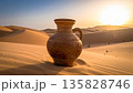 砂の上に置かれた器（壺） 135828746