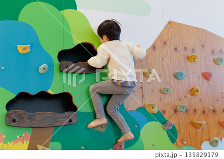 ボルダリングで遊ぶ男の子 ボルダリングで遊ぶ男の子 135829179