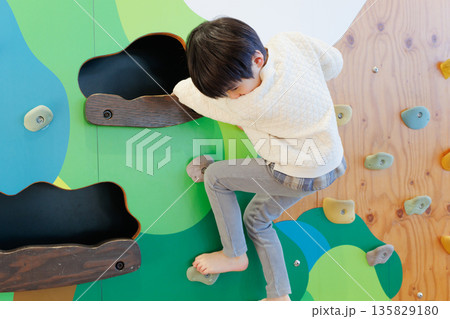 ボルダリングで遊ぶ男の子 135829180