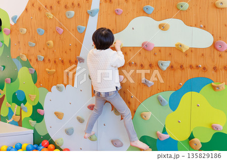 ボルダリングで遊ぶ男の子 135829186