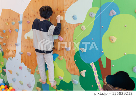 ボルダリングで遊ぶ男の子 ボルダリングで遊ぶ男の子 135829212