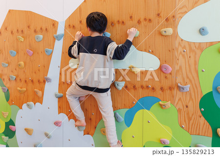 ボルダリングで遊ぶ男の子 ボルダリングで遊ぶ男の子 135829213