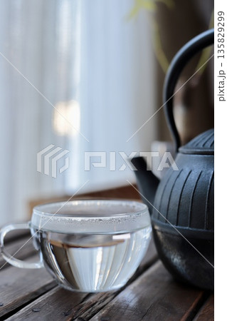 朝一番で飲むために鉄瓶で沸かしてガラスカップに淹れた白湯 135829299