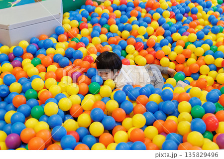 ボールプールで遊ぶ男の子 ボールプールで遊ぶ男の子 135829496