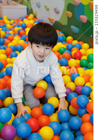 ボールプールで遊ぶ男の子 ボールプールで遊ぶ男の子 135829499