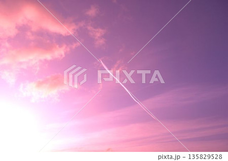 夕焼け空に浮かぶ飛行機雲 夕焼け空に浮かぶ飛行機雲 135829528
