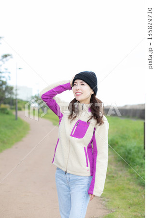 都市公園で散歩中の美人女性 135829710
