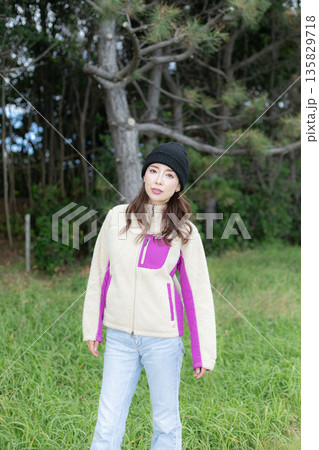 都市公園で散歩中の美人女性 135829718