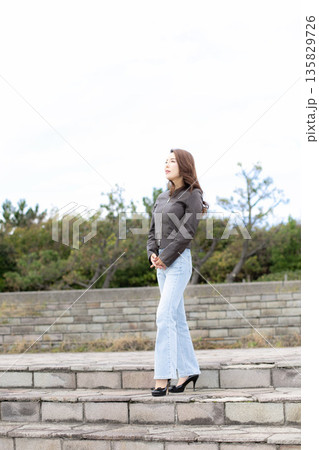 都市公園で散歩中の美人女性 135829726