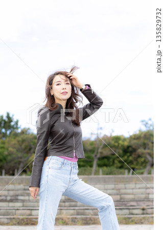 都市公園で散歩中の美人女性 135829732
