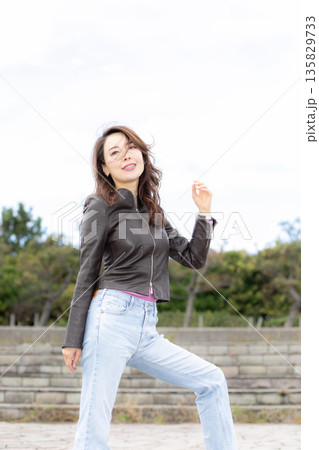 都市公園で散歩中の美人女性 135829733