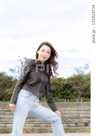 都市公園で散歩中の美人女性 135829734