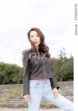 都市公園で散歩中の美人女性 135829736
