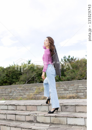 都市公園で散歩中の美人女性 135829743