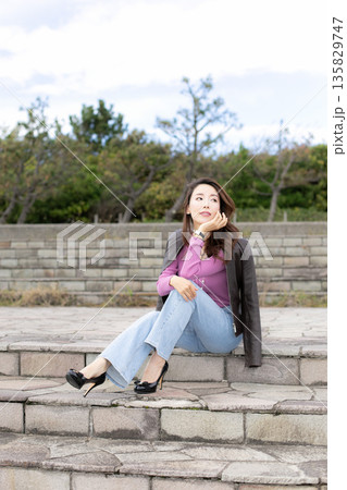 都市公園で散歩中の美人女性 135829747