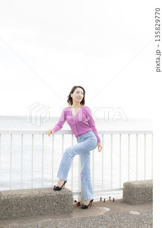 水辺散歩の美人女性 135829770