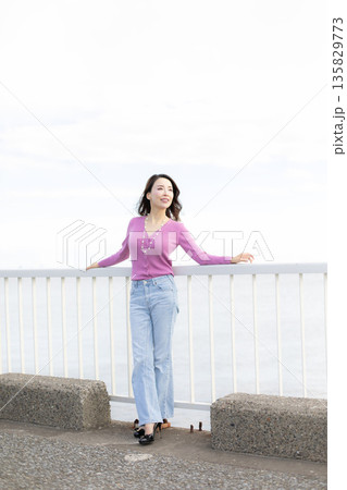 水辺散歩の美人女性 水辺散歩の美人女性 135829773