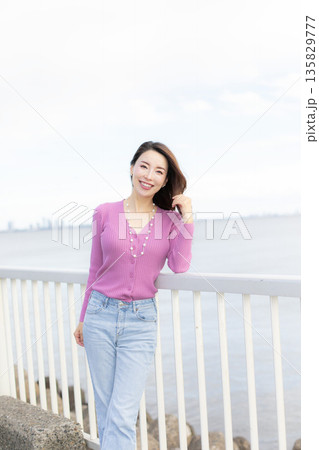 水辺散歩の美人女性 135829777