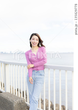 水辺散歩の美人女性 水辺散歩の美人女性 135829778