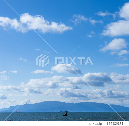 早朝の兵庫県赤穂市にある赤穂御岬から見た小豆島の風景 135829814