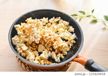 きび砂糖でキャラメルポップコーン作り 135829838