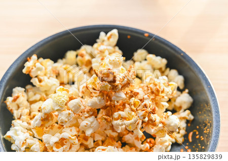 きび砂糖でキャラメルポップコーン作り 135829839