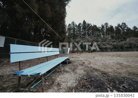 風雨にさらされた傷んだベンチ 誰も座らなくなった時間の痕跡 風雨にさらされた傷んだベンチ 誰も座らなくなった時間の痕跡 135830042