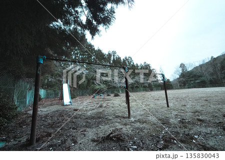 誰も使わなくなったさびた鉄棒 止まったままの遊びの時間 誰も使わなくなったさびた鉄棒 止まったままの遊びの時間 135830043