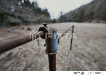 さびた鉄棒と広がる空間 動きを失ったままの時間 さびた鉄棒と広がる空間 動きを失ったままの時間 135830045