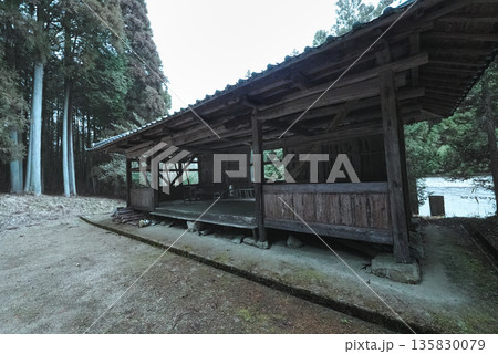 神社に残る荒れた物置小屋 時の流れと信仰の痕跡 神社に残る荒れた物置小屋 時の流れと信仰の痕跡 135830079