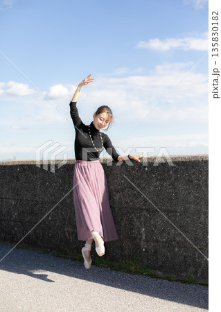 都市公園で散歩する美人女性 都市公園で散歩する美人女性 135830182