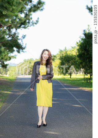都市公園で散歩する美人女性 都市公園で散歩する美人女性 135830205