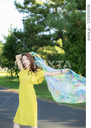 都市公園で散歩する美人女性 都市公園で散歩する美人女性 135830206