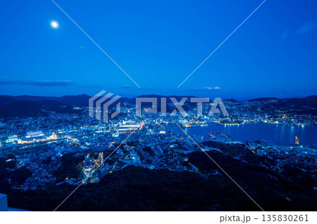 稲佐山山頂展望台から見た長崎の綺麗な夜景 稲佐山山頂展望台から見た長崎の綺麗な夜景 135830261