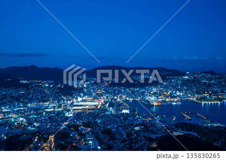 稲佐山山頂展望台から見た長崎の綺麗な夜景 稲佐山山頂展望台から見た長崎の綺麗な夜景 135830265