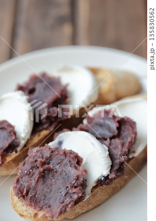 全粒粉のリュスティックで作った餡子クリームチーズのオープンサンド 全粒粉のリュスティックで作った餡子クリームチーズのオープンサンド 135830562