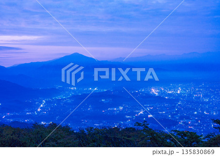 （埼玉県秩父）美の山公園から望む、秩父の街並みと武甲山　夜明け 135830869