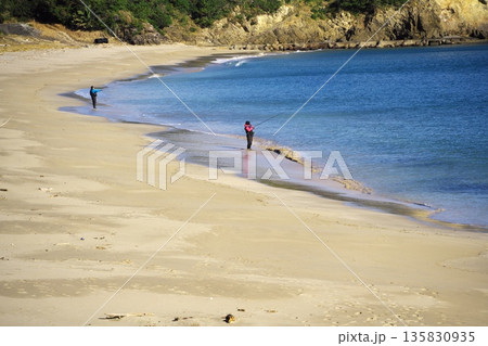 初冬の伊勢志摩　千鳥ケ浜と釣り人 135830935