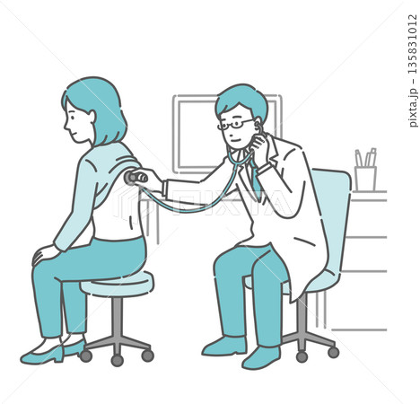 白衣を着用した男性医師による女性の背中の聴診イラスト 135831012