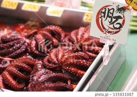 明石魚の棚で売られているたこ 明石魚の棚で売られているたこ 135831087
