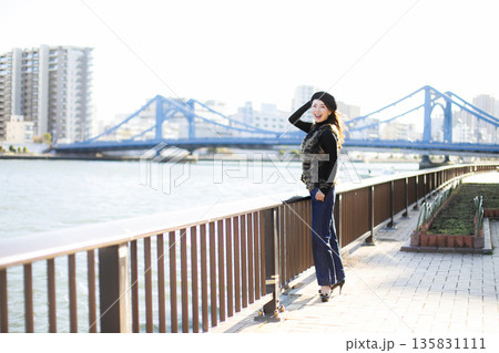 水辺公園を散策する美人女性 135831111