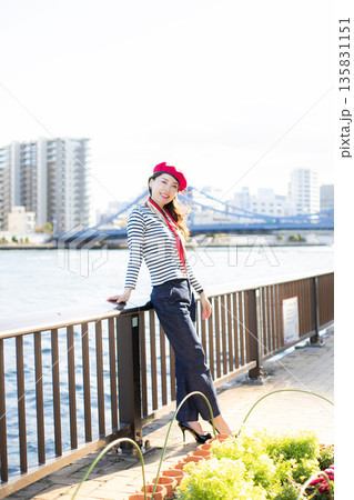 水辺公園を散策する美人女性 135831151