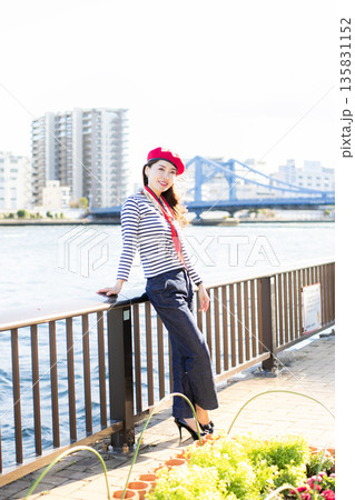 水辺公園を散策する美人女性 水辺公園を散策する美人女性 135831152