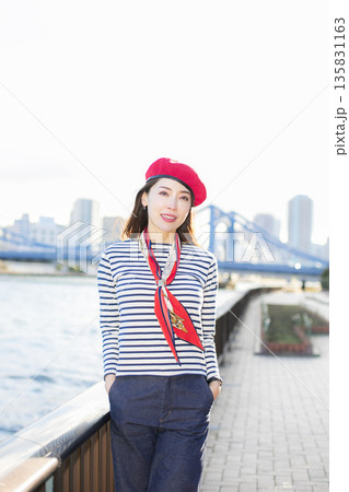 水辺公園を散策する美人女性 135831163