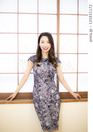 和風旅館と美人女性 和風旅館と美人女性 135831172