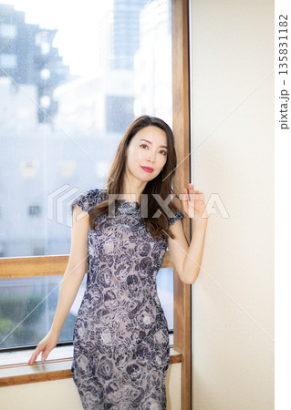 和風旅館と美人女性 和風旅館と美人女性 135831182