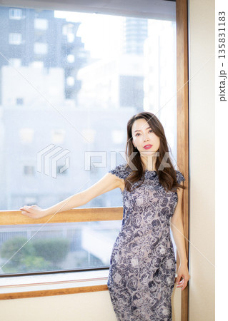 和風旅館と美人女性 和風旅館と美人女性 135831183
