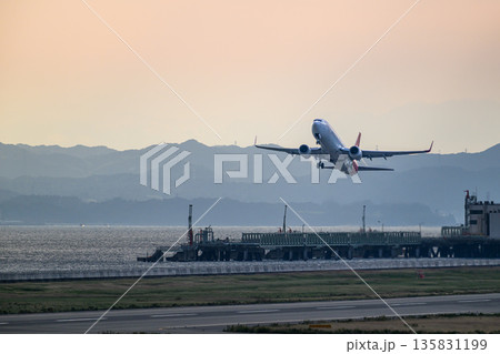 離陸する飛行機 離陸する飛行機 135831199
