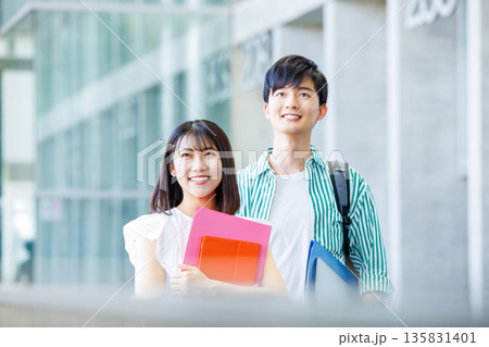 大学生の若い男女 大学生の若い男女 135831401
