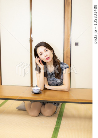 和風旅館と美人女性 和風旅館と美人女性 135831489